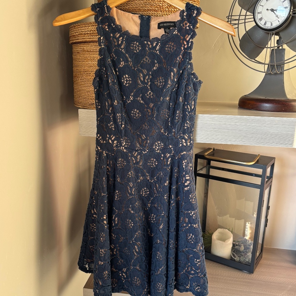 Lacy, short dress in navy/beige